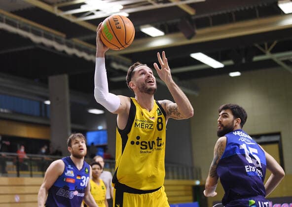 Basketball 2. Bundesliga 2020 2021 17. Spieltag in Rottenburg in der Volksbank Arena 23.01.2021 Tigers Tuebingen - Eisbaeren Bremerhaven Enosch Wolf (Mitte, Tigers) gegen Marcel Kessen (Eisbaeren Bremerhaven)