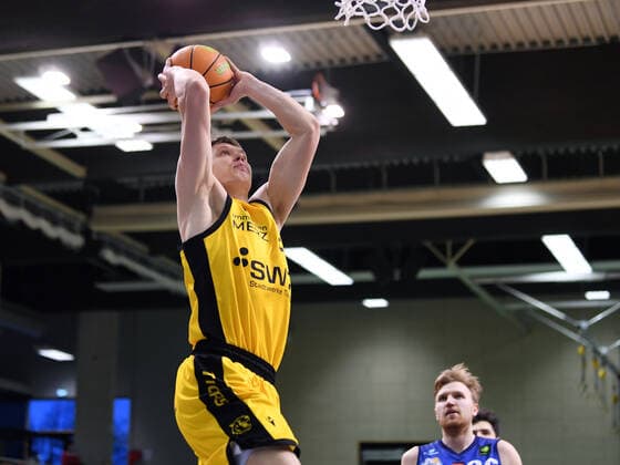 Basketball 2. Bundesliga 2020 2021 17. Spieltag in Rottenburg in der Volksbank Arena 23.01.2021 Tigers Tuebingen - Eisbaeren Bremerhaven Elias Valtonen (Tigers) beim Dunk