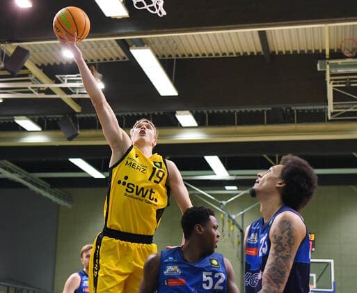 Basketball 2. Bundesliga 2020 2021 17. Spieltag in Rottenburg in der Volksbank Arena 23.01.2021 Tigers Tuebingen - Eisbaeren Bremerhaven Elias Valtonen (li, Tigers) gegen Armani Moore (Mitte, Eisbaeren Bremerhaven) und John Morgan Bohannon (re, Eisbaeren Bremerhaven)
