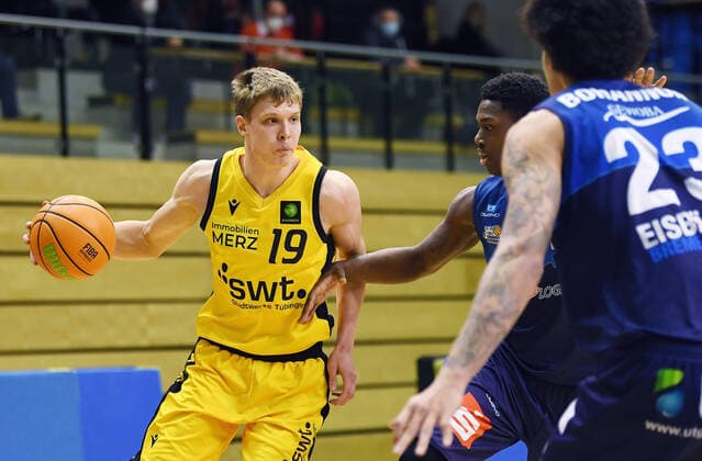 Basketball 2. Bundesliga 2020 2021 17. Spieltag in Rottenburg in der Volksbank Arena 23.01.2021 Tigers Tuebingen - Eisbaeren Bremerhaven Elias Valtonen (li, Tigers) gegen Armani Moore (Mitte, Eisbaeren Bremerhaven) und John Morgan Bohannon (re, Eisbaeren Bremerhaven)