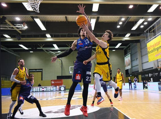 Basketball 2. Bundesliga 2020 2021 17. Spieltag in Rottenburg in der Volksbank Arena 23.01.2021 Tigers Tuebingen - Eisbaeren Bremerhaven Gianni Otto (re, Tigers) gegen John Morgan Bohannon (Mitte, Eisbaeren Bremerhaven)