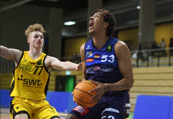 Basketball 2. Bundesliga 2020 2021 17. Spieltag in Rottenburg in der Volksbank Arena 23.01.2021 Tigers Tuebingen - Eisbaeren Bremerhaven John Morgan Bohannon (re, Eisbaeren Bremerhaven) gegen Timo Lanmueller (li, Tigers)