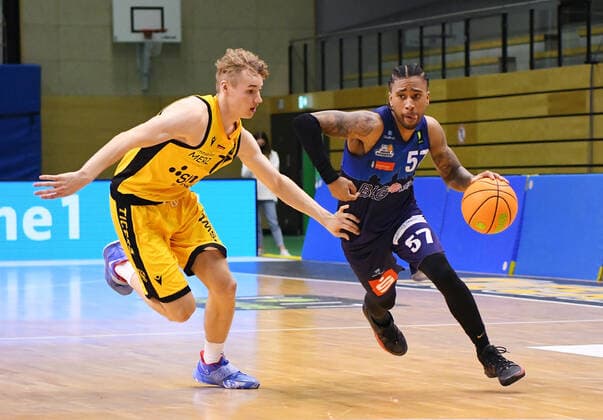 Basketball 2. Bundesliga 2020 2021 17. Spieltag in Rottenburg in der Volksbank Arena 23.01.2021 Tigers Tuebingen - Eisbaeren Bremerhaven Curtis Lee Davis (re, Eisbaeren Bremerhaven) gegen Timo Lanmueller (li, Tigers)