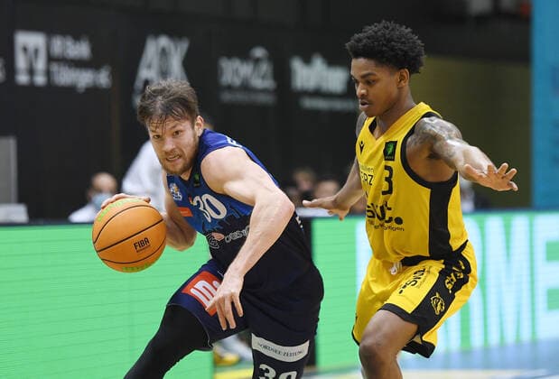 Basketball 2. Bundesliga 2020 2021 17. Spieltag in Rottenburg in der Volksbank Arena 23.01.2021 Tigers Tuebingen - Eisbaeren Bremerhaven Leon Christopher Friederici (li, Eisbaeren Bremerhaven) gegen Josh Sharkeyr (re, Tigers)