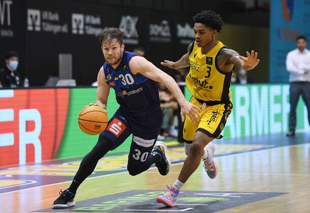 Basketball 2. Bundesliga 2020 2021 17. Spieltag in Rottenburg in der Volksbank Arena 23.01.2021 Tigers Tuebingen - Eisbaeren Bremerhaven Leon Christopher Friederici (li, Eisbaeren Bremerhaven) gegen Josh Sharkeyr (re, Tigers)