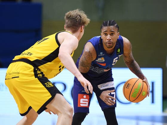 Basketball 2. Bundesliga 2020 2021 17. Spieltag in Rottenburg in der Volksbank Arena 23.01.2021 Tigers Tuebingen - Eisbaeren Bremerhaven Curtis Lee Davis (re, Eisbaeren Bremerhaven) gegen Timo Lanmueller (li, Tigers)