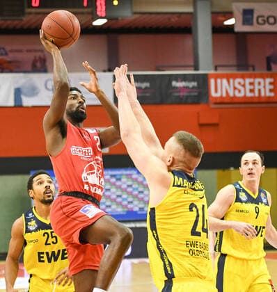 Phil Pressey, Isaac Hamilton, Rasid Mahalbasic 14. Spieltag, Basketball Bundesliga, Basketball Saison 2020 2021, Deutschland, easyCredit BBL, Germany, Giessen 46ers, giessen rot, Herren, Jobstairs GIESSEN 46ers - EWE Baskets Oldenburg, Oldenburg gelb