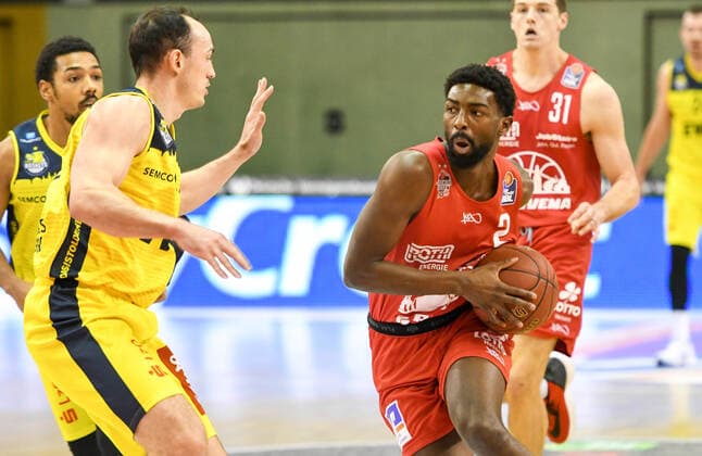 Karsten Tadda, Isaac Hamilton 14. Spieltag, Basketball Bundesliga, Basketball Saison 2020 2021, Deutschland, easyCredit BBL, Germany, Giessen 46ers, giessen rot, Herren, Jobstairs GIESSEN 46ers - EWE Baskets Oldenburg, Oldenburg gelb