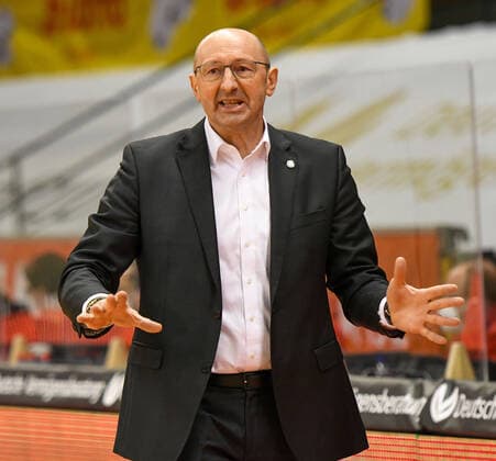 Mladen Drijencic, Coach Oldenburg 14. Spieltag, Basketball Bundesliga, Basketball Saison 2020 2021, Deutschland, easyCredit BBL, Germany, Giessen 46ers, giessen rot, Herren, Jobstairs GIESSEN 46ers - EWE Baskets Oldenburg, Oldenburg gelb