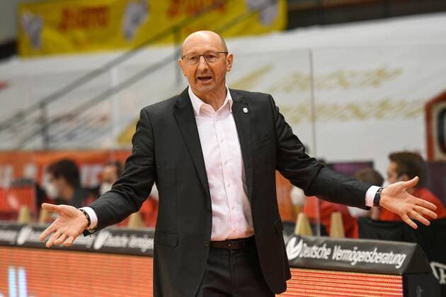 Mladen Drijencic, Coach Oldenburg 14. Spieltag, Basketball Bundesliga, Basketball Saison 2020 2021, Deutschland, easyCredit BBL, Germany, Giessen 46ers, giessen rot, Herren, Jobstairs GIESSEN 46ers - EWE Baskets Oldenburg, Oldenburg gelb