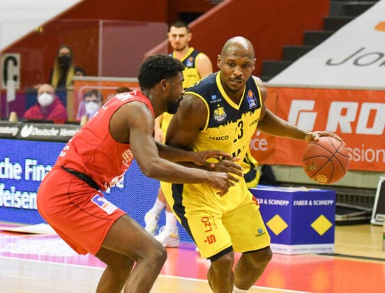 Isaac Hamilton, Rickey Paulding 14. Spieltag, Basketball Bundesliga, Basketball Saison 2020 2021, Deutschland, easyCredit BBL, Germany, Giessen 46ers, giessen rot, Herren, Jobstairs GIESSEN 46ers - EWE Baskets Oldenburg, Oldenburg gelb