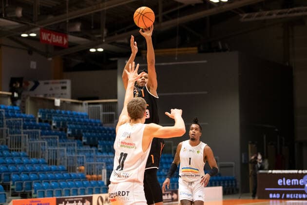 BARMER 2. Basketball Bundesliga ProA Saison 2020 2021 Spieltag 17 am 23.1.2021 Science City Jena vs wiha Panthers Schwenningen Nate Britt (Schwenningen) beim Wurf gegen Robin Carl Lodders (Jena) Sparkassen Arena Jena