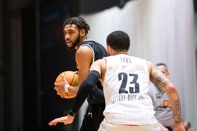 BARMER 2. Basketball Bundesliga ProA Saison 2020 2021 Spieltag 17 am 23.1.2021 Science City Jena vs wiha Panthers Schwenningen v.li. Courtney Jahlil Stockard (Schwenningen) am Ball gegen Marcus Darnell Tyus (Jena) Sparkassen Arena Jena