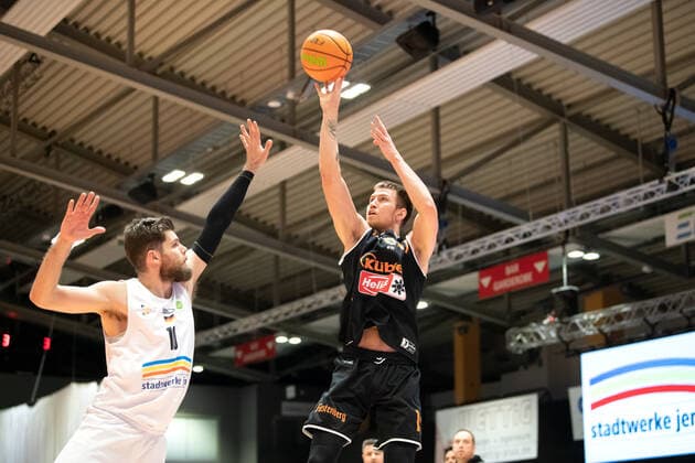 BARMER 2. Basketball Bundesliga ProA Saison 2020 2021 Spieltag 17 am 23.1.2021 Science City Jena vs wiha Panthers Schwenningen v.re. Rytis Pipiras (Schwenningen) beim Wurf gegen Julius Wolf (Jena) Sparkassen Arena Jena