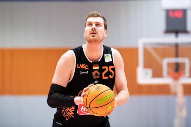 BARMER 2. Basketball Bundesliga ProA Saison 2020 2021 Spieltag 17 am 23.1.2021 Science City Jena vs wiha Panthers Schwenningen Robin Jorch (Schwenningen) beim Freiwurf, Portrait Sparkassen Arena Jena