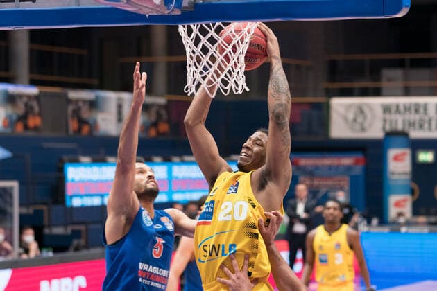 Syntainics MBC - MHP Riesen Ludwigsburg, Basketball, Bundesliga, Maenner, 14. Spieltag, 23.01.2021, v.l.: David Brembly (MBC, 5), Desi Rodriguez (Ludwigsburg, 20). Syntainics MBC - MHP Riesen Ludwigsburg, Basketball, Bundesliga, Maenner, 14. Spieltag, 23.01.2021, Weissenfels