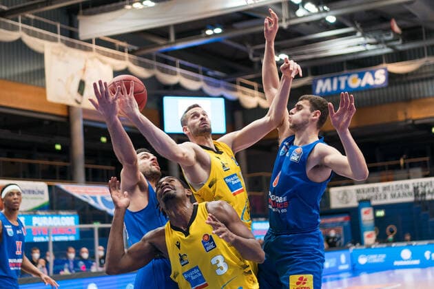 Syntainics MBC - MHP Riesen Ludwigsburg, Basketball, Bundesliga, Maenner, 14. Spieltag, 23.01.2021, v.l.: Benedikt Turudic (MBC, 44), Jaleen Smith (Ludwigsburg, 3), Jonas Wohlfarth-Bottermann (Ludwigsburg, 18), Roko Rogic (MBC, 32). Syntainics MBC - MHP Riesen Ludwigsburg, Basketball, Bundesliga, Maenner, 14. Spieltag, 23.01.2021, Weissenfels
