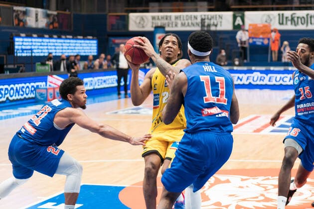 Syntainics MBC - MHP Riesen Ludwigsburg, Basketball, Bundesliga, Maenner, 14. Spieltag, 23.01.2021, v.l.: Quinton Hooker (MBC, 21), Desi Rodriguez (Ludwigsburg, 20), Kyndahl Hill (MBC, 11). Syntainics MBC - MHP Riesen Ludwigsburg, Basketball, Bundesliga, Maenner, 14. Spieltag, 23.01.2021, Weissenfels