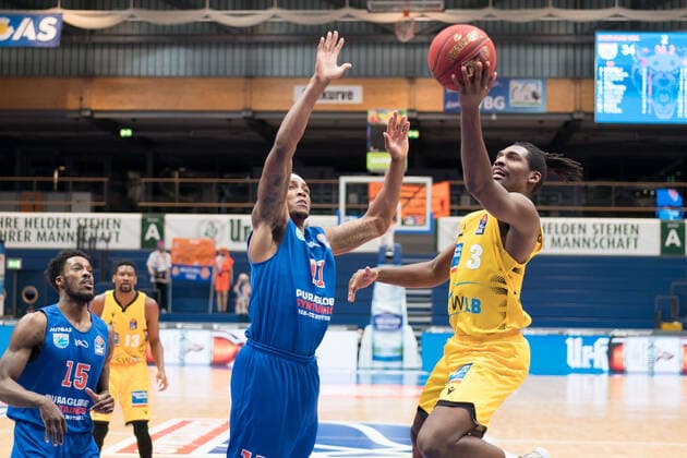 Syntainics MBC - MHP Riesen Ludwigsburg, Basketball, Bundesliga, Maenner, 14. Spieltag, 23.01.2021, v.l.: Kyndahl Hill (MBC, 11), Jaleen Smith (Ludwigsburg, 3). Syntainics MBC - MHP Riesen Ludwigsburg, Basketball, Bundesliga, Maenner, 14. Spieltag, 23.01.2021, Weissenfels