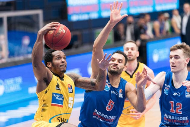Syntainics MBC - MHP Riesen Ludwigsburg, Basketball, Bundesliga, Maenner, 14. Spieltag, 23.01.2021, v.l.: Barry Brown Jr. (Ludwigsburg, 5), David Brembly (MBC, 5). Syntainics MBC - MHP Riesen Ludwigsburg, Basketball, Bundesliga, Maenner, 14. Spieltag, 23.01.2021, Weissenfels