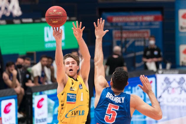 Syntainics MBC - MHP Riesen Ludwigsburg, Basketball, Bundesliga, Maenner, 14. Spieltag, 23.01.2021, v.l.: Jordan Hulls (Ludwigsburg, 1), David Brembly (MBC, 5). Syntainics MBC - MHP Riesen Ludwigsburg, Basketball, Bundesliga, Maenner, 14. Spieltag, 23.01.2021, Weissenfels