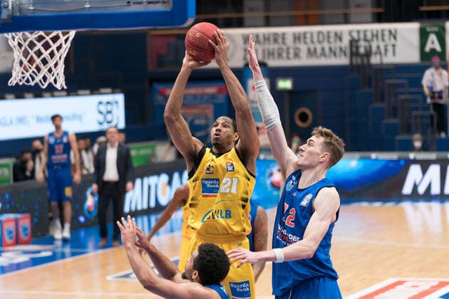 Syntainics MBC - MHP Riesen Ludwigsburg, Basketball, Bundesliga, Maenner, 14. Spieltag, 23.01.2021, v.l.: Trmmell Darden (Ludwigsburg, 21), Philipp Hartwich (MBC, 12). Syntainics MBC - MHP Riesen Ludwigsburg, Basketball, Bundesliga, Maenner, 14. Spieltag, 23.01.2021, Weissenfels