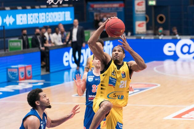 Syntainics MBC - MHP Riesen Ludwigsburg, Basketball, Bundesliga, Maenner, 14. Spieltag, 23.01.2021, v.l.: Quinton Hooker (MBC, 21), Roko Rogic (MBC, 32), Trmmell Darden (Ludwigsburg, 21). Syntainics MBC - MHP Riesen Ludwigsburg, Basketball, Bundesliga, Maenner, 14. Spieltag, 23.01.2021, Weissenfels
