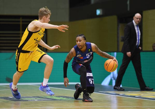 Basketball 2. Bundesliga 2020 2021 17. Spieltag in Rottenburg in der Volksbank Arena 23.01.2021 Tigers Tuebingen - Eisbaeren Bremerhaven Curtis Lee Davis (Mitte, Eisbaeren Bremerhaven) gegen Timo Lanmueller (li, Tigers)