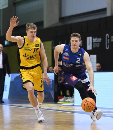 Basketball 2. Bundesliga 2020 2021 17. Spieltag in Rottenburg in der Volksbank Arena 23.01.2021 Tigers Tuebingen - Eisbaeren Bremerhaven Joshua David Braun (re, Eisbaeren Bremerhaven) gegen Elias Valtonen (li, Tigers)