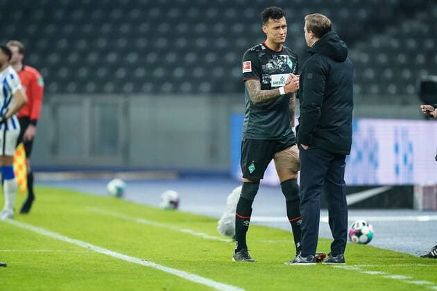 GER, 1.FBL.Hertha BSC Berlin vs SV Werder Bremen 22.01.2021, Olympiastadion, Berlin, GER, 1.FBL.Hertha BSC Berlin vs SV Werder Bremen, im Bild Davie Selke (SV Werder Bremen 09) mit dicken Oberschenkelverband geht vom Platz Verletzung verletzt Schmerzen - Auswechslung es kommt Joshua Sargent (Werder Bremen 19) - dank von Florian Kohfeldt (Trainer SV Werder Bremen) *** GER, 1 FBL Hertha BSC Berlin vs SV Werder Bremen 22 01 2021, Olympiastadion, Berlin, GER, 1 FBL Hertha BSC Berlin vs SV Werder Bremen, in picture Davie Selke SV Werder Bremen 09 with thick thigh bandage walks off the pitch injury hurt pain substitution it comes Joshua Sargent Werder Bremen 19 thanks to Florian Kohfeldt coach SV Werder Bremen nordphoto.GmbHxx xgumzmedia nphgm01