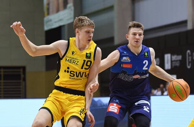 Basketball 2. Bundesliga 2020 2021 17. Spieltag in Rottenburg in der Volksbank Arena 23.01.2021 Tigers Tuebingen - Eisbaeren Bremerhaven Joshua David Braun (re, Eisbaeren Bremerhaven) gegen Elias Valtonen (li, Tigers)