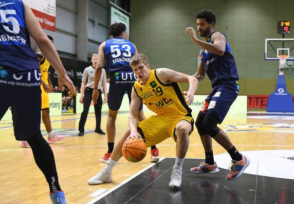Basketball 2. Bundesliga 2020 2021 17. Spieltag in Rottenburg in der Volksbank Arena 23.01.2021 Tigers Tuebingen - Eisbaeren Bremerhaven Elias Valtonen (Mitte, Tigers) gegen Marvin Heckel (re, Eisbaeren Bremerhaven)