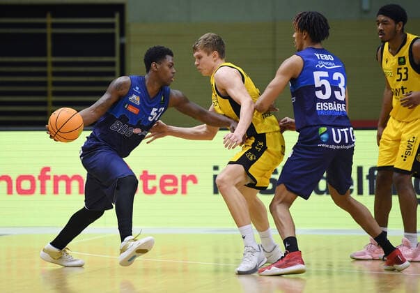 Basketball 2. Bundesliga 2020 2021 17. Spieltag in Rottenburg in der Volksbank Arena 23.01.2021 Tigers Tuebingen - Eisbaeren Bremerhaven Armani Moore (li, Eisbaeren Bremerhaven) gegen Elias Valtonen (Mitte, Tigers) und Kevin Yebo (2.v.re, Eisbaeren Bremerhaven) und Isaiah Crawley (re, Tigers)