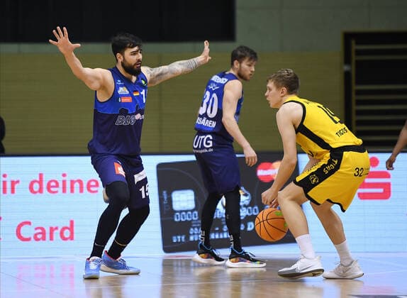 Basketball 2. Bundesliga 2020 2021 17. Spieltag in Rottenburg in der Volksbank Arena 23.01.2021 Tigers Tuebingen - Eisbaeren Bremerhaven Marcel Kessen (li, Eisbaeren Bremerhaven) gegen Elias Valtonen (Mitte, Tigers)