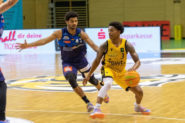 Marvin Heckel (Eisbären Bremerhaven, 47) Joshua Sharkey (Tigers Tübingen, 3)¨¨¨Tigers Tübingen vs. Eisbären Bremerhaven, 2. Basketball, Bundesliga, Pro A, Barmer 2 Basketball, Spieltag 17, Spielzeit 2020 2021, 23.01.2021, ¨¨ Tigers Tübingen - Eisbären Bremerhaven, Basketball, 2. Bundesliga, Barmer 2 Basketball, Spieltag 17, Spielzeit 2020 2021, 23.01.2021 Rottenburg am Neckar Copyright: xNinaxSander xEibnerxPressefotoxIx EP_NSR