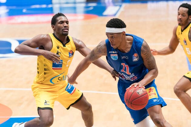 Syntainics MBC - MHP Riesen Ludwigsburg, Basketball, Bundesliga, Maenner, 14. Spieltag, 23.01.2021, v.l.: Jaleen Smith (Ludwigsburg, 3), Kyndahl Hill (MBC, 11), Syntainics MBC - MHP Riesen Ludwigsburg, Basketball, Bundesliga, Maenner, 14. Spieltag, 23.01.2021, Weissenfels
