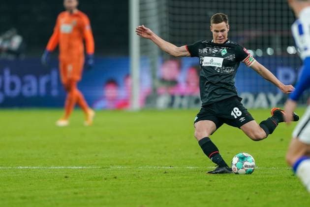 GER, 1.FBL.Hertha BSC Berlin vs SV Werder Bremen 22.01.2021, Olympiastadion, Berlin, GER, 1.FBL.Hertha BSC Berlin vs SV Werder Bremen, im Bild Niklas Moisander (Werder Bremen 18 Kapitaen), Ball am Fuss