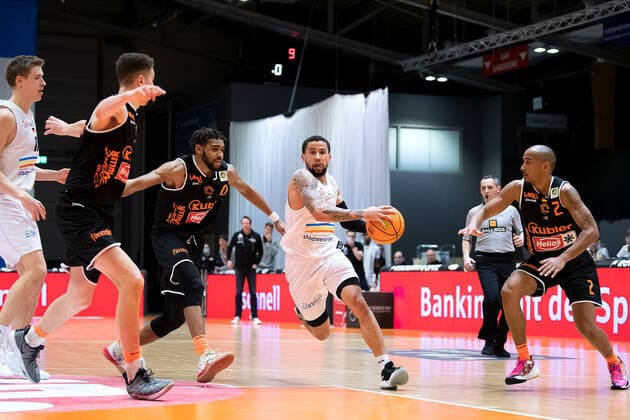 BARMER 2. Basketball Bundesliga ProA Saison 2020 2021 Spieltag 17 am 23.1.2021 Science City Jena vs wiha Panthers Schwenningen Mitte: Marcus Darnell Tyus (Jena) gegen links Courtney Jahlil Stockard (Schwenningen) Sparkassen Arena Jena