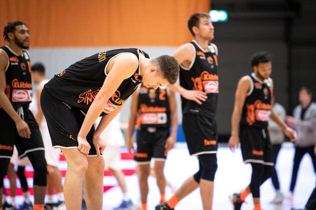 BARMER 2. Basketball Bundesliga ProA Saison 2020 2021 Spieltag 17 am 23.1.2021 Science City Jena vs wiha Panthers Schwenningen Tief enttäuscht nach der Niederlage in Jena nach Verlängerung (95:93) Felix Niedermanner (Schwenningen) Sparkassen Arena Jena