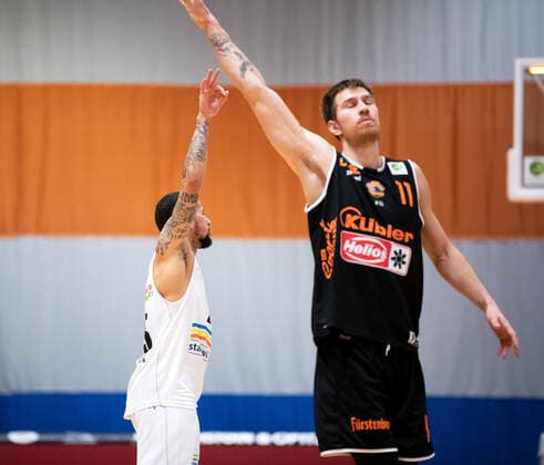 BARMER 2. Basketball Bundesliga ProA Saison 2020 2021 Spieltag 17 am 23.1.2021 Science City Jena vs wiha Panthers Schwenningen links jubelt Marcus Darnell Tyus (Jena) über seinen spielentscheidenden 3 Punkt Wurf. Rechts Rytis Pipiras (Schwenningen) enttäuscht Sparkassen Arena Jena
