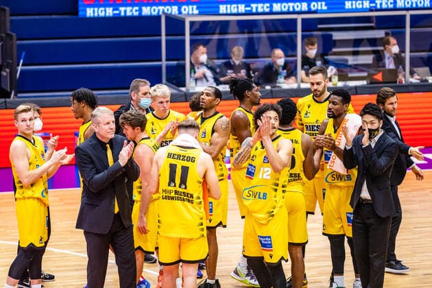 Gewinner MHP Riesen Ludwigsburg waehrend der Begegnung Saison 2020-2021 (Herren) in der EasyCredit Bundesliga zwischen Syntainics MBC und MHP Riesen Ludwigsburg in der Stadthalle Weissenfels am 23. January 2021 in Weissenfels, Sachsen Anhalt, Deutschland