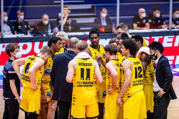 Gewinner MHP Riesen Ludwigsburg waehrend der Begegnung Saison 2020-2021 (Herren) in der EasyCredit Bundesliga zwischen Syntainics MBC und MHP Riesen Ludwigsburg in der Stadthalle Weissenfels am 23. January 2021 in Weissenfels, Sachsen Anhalt, Deutschland