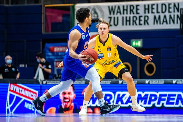 Lukas Herzog ( 11 MHP Riesen Ludwigsburg), Quinton Hooker ( 21 Syntainics MBC) waehrend der Begegnung Saison 2020-2021 (Herren) in der EasyCredit Bundesliga zwischen Syntainics MBC und MHP Riesen Ludwigsburg in der Stadthalle Weissenfels am 23. January 2021 in Weissenfels, Sachsen Anhalt, Deutschland