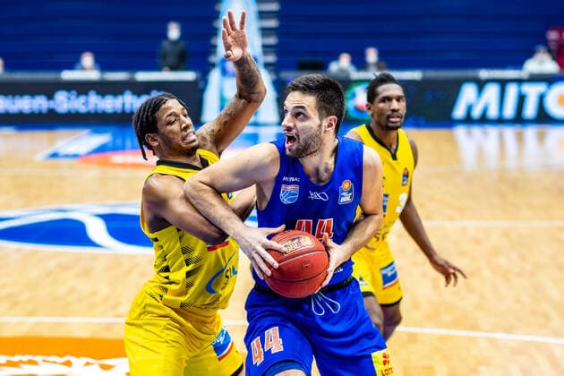 Benedikt Turudic ( 44 Symtainics MBC), Desi Rodriguez ( 20 MHP Riesen Ludwigsburg) waehrend der Begegnung Saison 2020-2021 (Herren) in der EasyCredit Bundesliga zwischen Syntainics MBC und MHP Riesen Ludwigsburg in der Stadthalle Weissenfels am 23. January 2021 in Weissenfels, Sachsen Anhalt, Deutschland