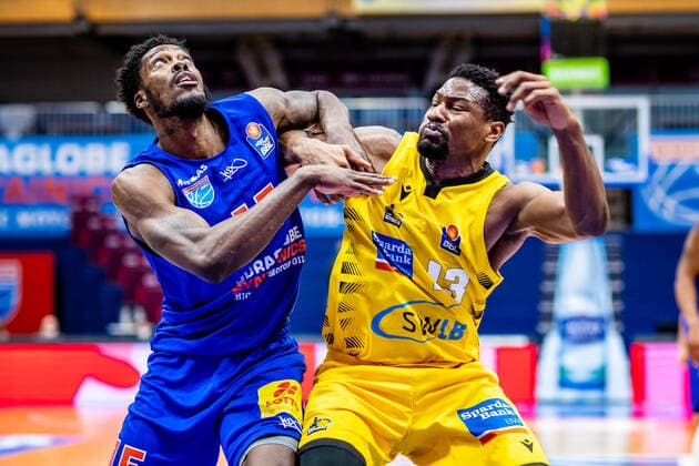 Shavon Coleman ( 15 Syntainics MBC), Yorman Polas Bartolo ( 13 MHP Riesen Ludwigsburg) waehrend der Begegnung Saison 2020-2021 (Herren) in der EasyCredit Bundesliga zwischen Syntainics MBC und MHP Riesen Ludwigsburg in der Stadthalle Weissenfels am 23. January 2021 in Weissenfels, Sachsen Anhalt, Deutschland