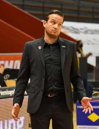 Rolf Scholz, Coach Gießen 14. Spieltag, Basketball Bundesliga, Basketball Saison 2020 2021, Deutschland, easyCredit BBL, Germany, Giessen 46ers, giessen rot, Herren, Jobstairs GIESSEN 46ers - EWE Baskets Oldenburg, Oldenburg gelb