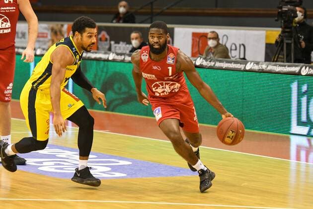 Phil Pressy, Jonathan Stark 14. Spieltag, Basketball Bundesliga, Basketball Saison 2020 2021, Deutschland, easyCredit BBL, Germany, Giessen 46ers, giessen rot, Herren, Jobstairs GIESSEN 46ers - EWE Baskets Oldenburg, Oldenburg gelb