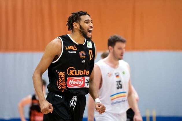 BARMER 2. Basketball Bundesliga ProA Saison 2020 2021 Spieltag 17 am 23.1.2021 Science City Jena vs wiha Panthers Schwenningen Courtney Jahlil Stockard (Schwenningen) emotional nach einem erfolgreichen Wurf Sparkassen Arena Jena