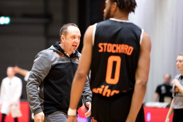 BARMER 2. Basketball Bundesliga ProA Saison 2020 2021 Spieltag 17 am 23.1.2021 Science City Jena vs wiha Panthers Schwenningen links: Trainer Alen Velcic (Schwenningen) emotional Sparkassen Arena Jena