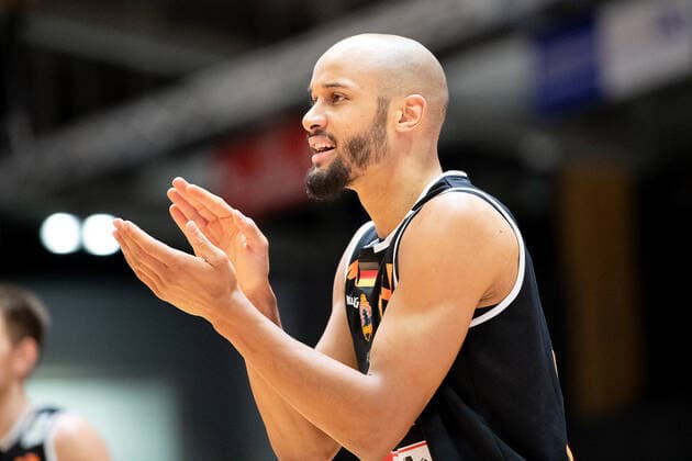BARMER 2. Basketball Bundesliga ProA Saison 2020 2021 Spieltag 17 am 23.1.2021 Science City Jena vs wiha Panthers Schwenningen Kevin Johann Bryant (Schwenningen), Portrait, applaudiert Sparkassen Arena Jena